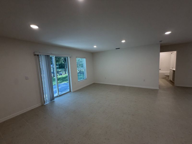 Spacious, unfurnished interior of a new home in Citrus Springs, Dunnellon (Image 20).