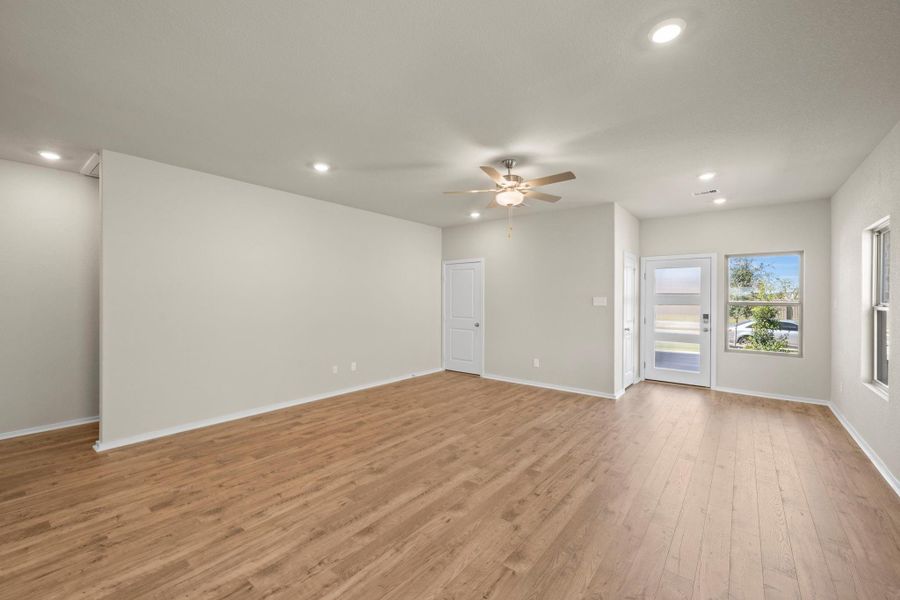 Spacious, unfurnished interior of a new home in Creekhaven, Rosharon (Image 16).