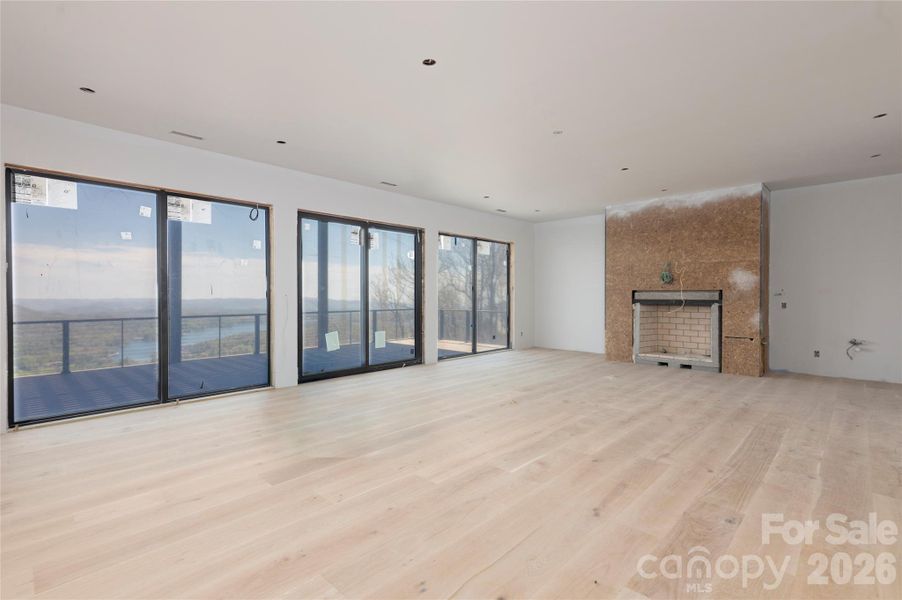Spacious, unfurnished interior of a new home in , Lake Toxaway (Image 5).
