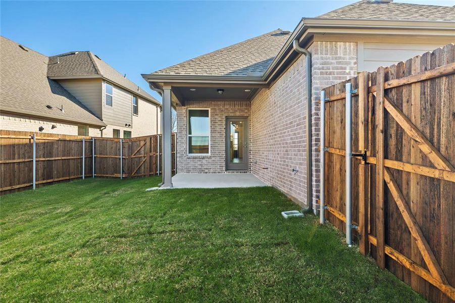 Exterior details and patio area of a home in Edgewater, Fate (Image 4).