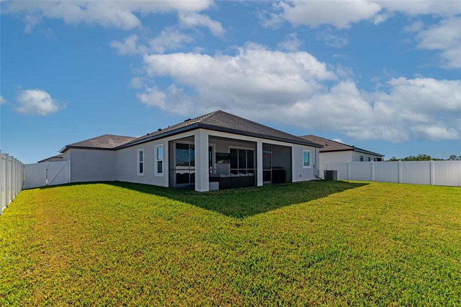 Exterior details and patio area of a home in , Bradenton (Image 4).