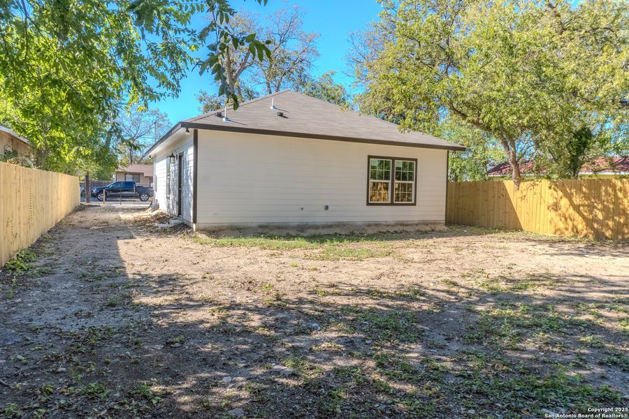 Exterior details and patio area of a home in , San Antonio (Image 18).