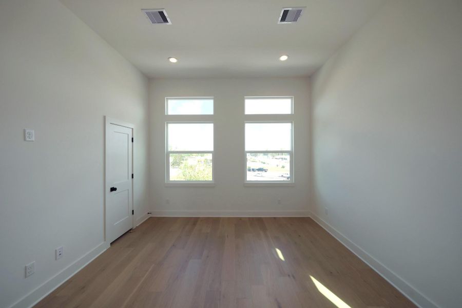 Spacious, unfurnished interior of a new home in Yale Terrace, Houston (Image 27).