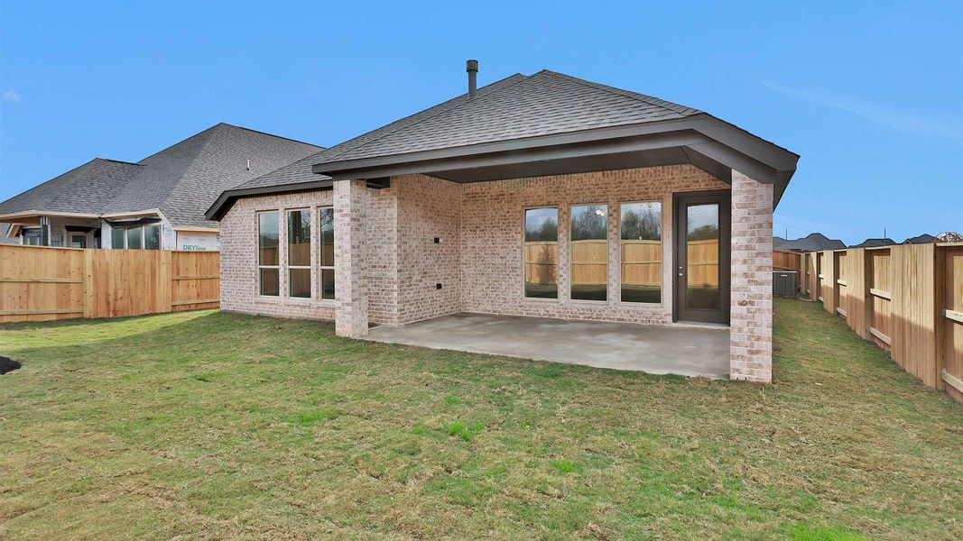 Exterior details and patio area of a home in Meridiana 55', Manvel (Image 4).