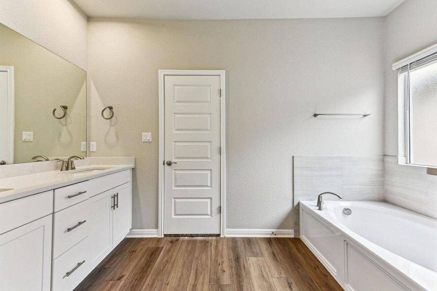Primary bath w/ dual vanity & separate tub/shower combo