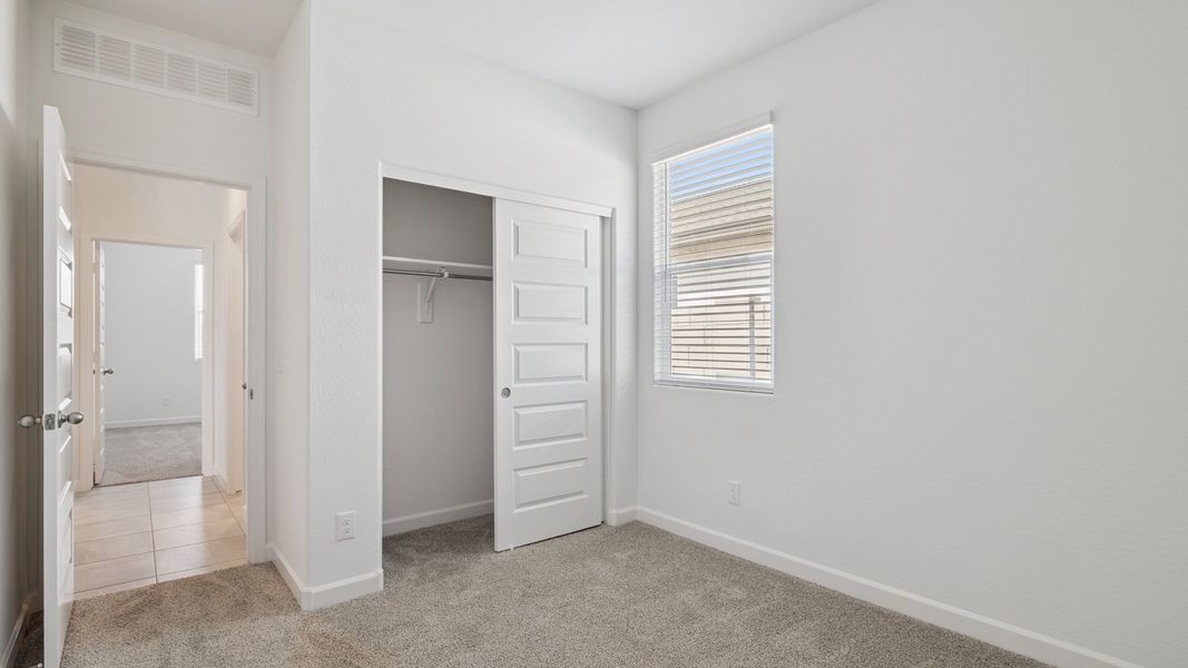 Spacious, unfurnished interior of a new home in Quail Ranch, San Tan Valley (Image 27).