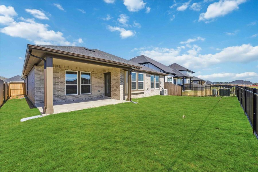 Exterior details and patio area of a home in Laurel Landing, Alvin (Image 17).