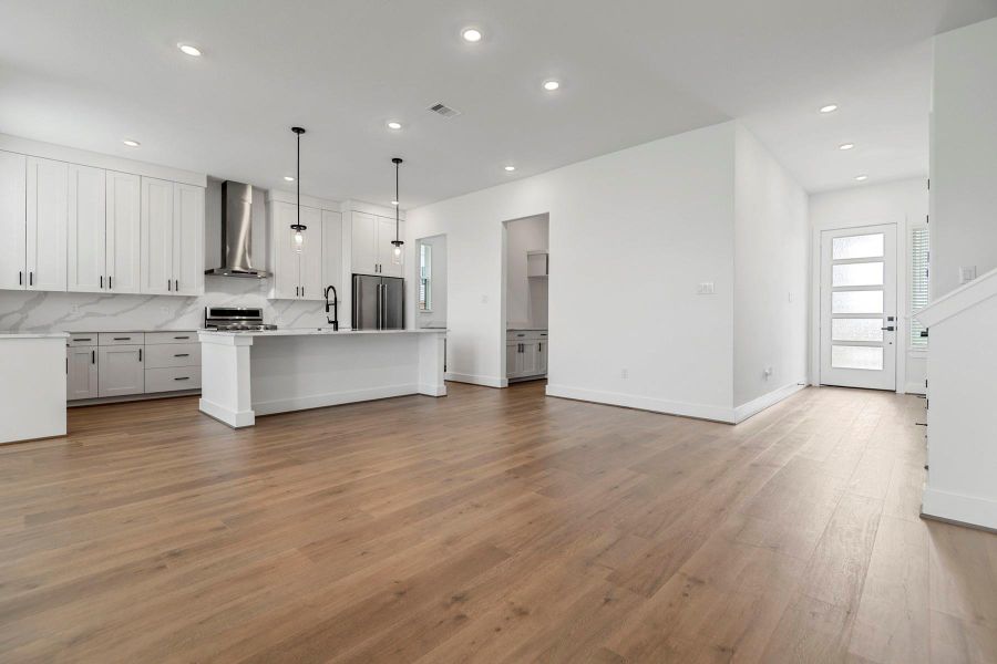 Spacious, unfurnished interior of a new home in Hallimore Ranch, Rosenberg (Image 21).
