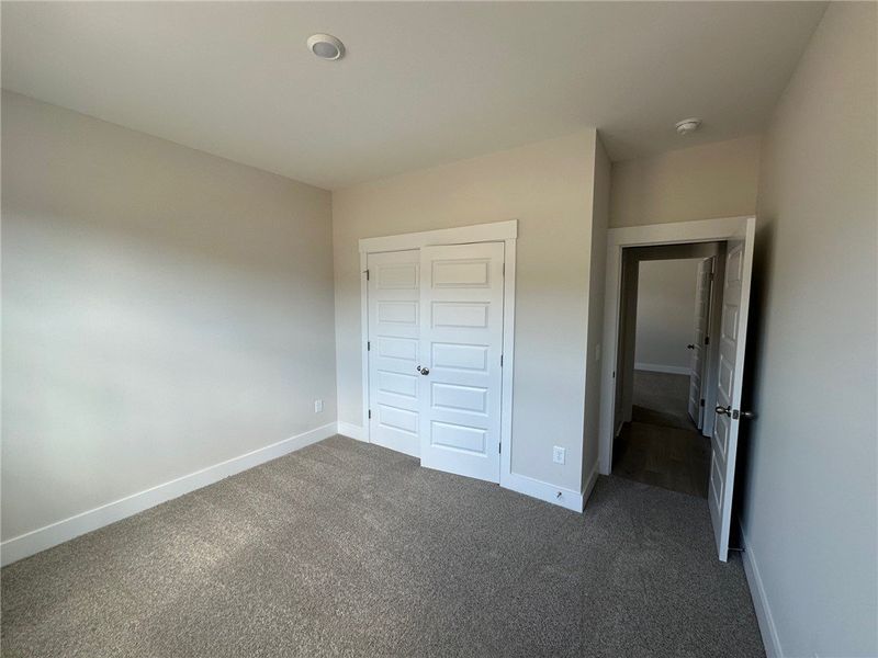 This serene space features plush carpeting and abu