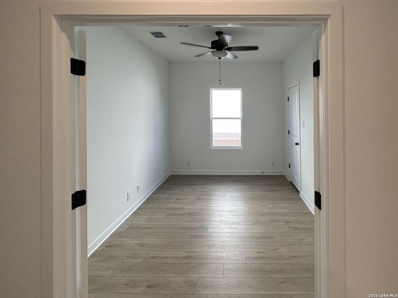 Spacious, unfurnished interior of a new home in Hennersby Hollow, San Antonio (Image 19).