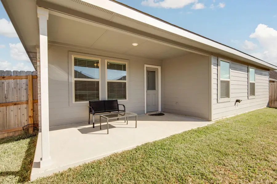 Exterior details and patio area of a home in , Navasota (Image 3).