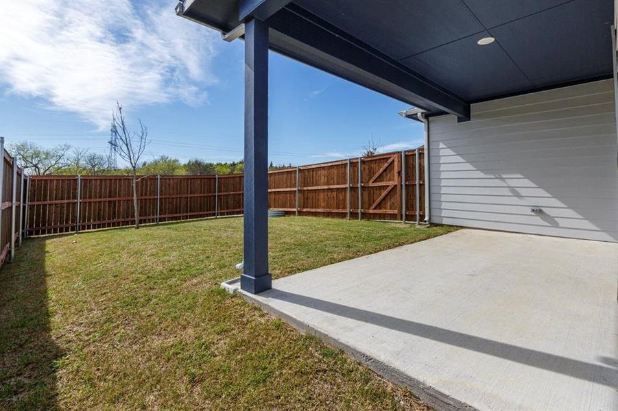 Exterior details and patio area of a home in Heritage Towne, Grand Prairie (Image 3).