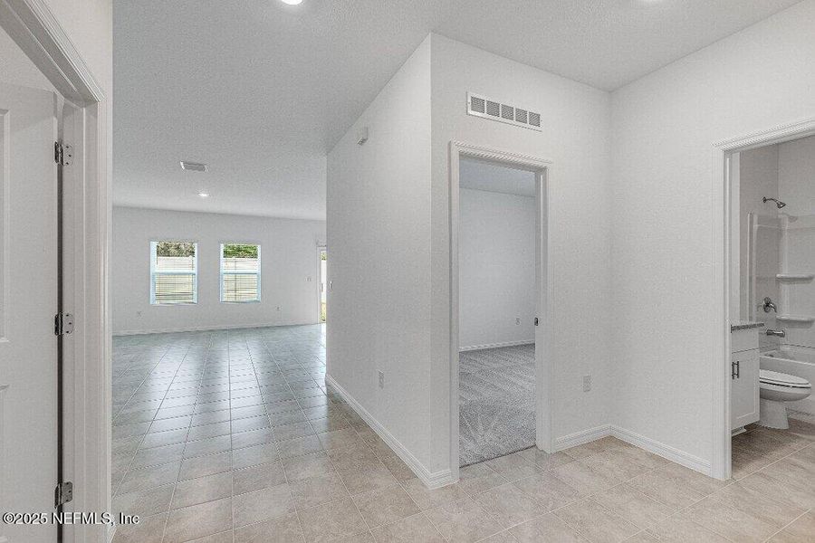 Spacious, unfurnished interior of a new home in Coopers Meadow, Jacksonville (Image 24).