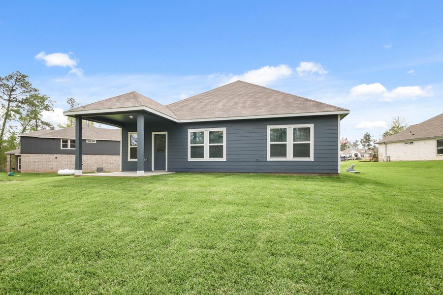 Exterior details and patio area of a home in Oakwood Ranch, Willis (Image 3).
