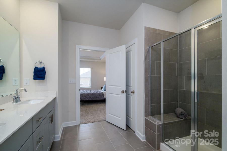 Primary Bath w/ Linen closet