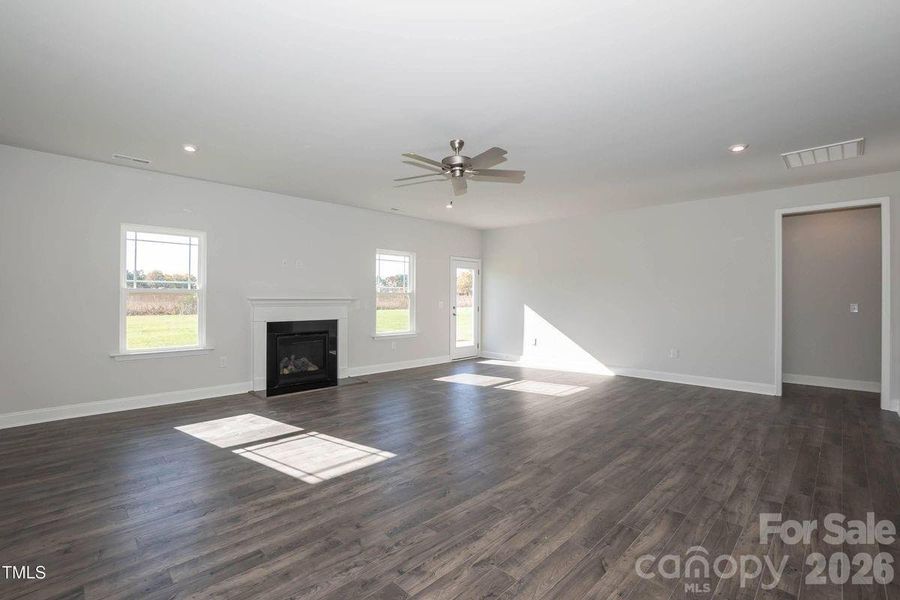 Spacious, unfurnished interior of a new home in Cardiff Glyn, Catawba (Image 24).