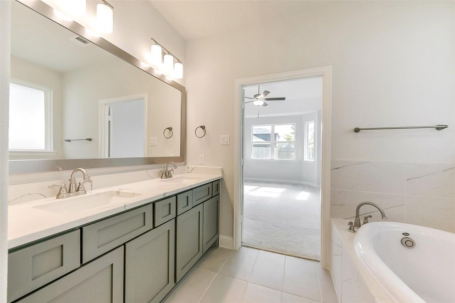 Furnished interior view inside a new home in Evergreen 40', Conroe (Image 7).