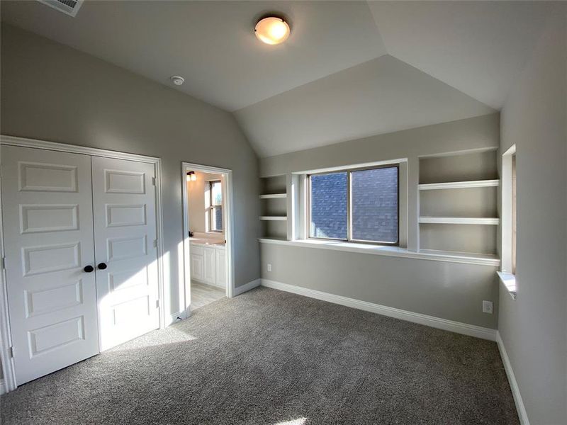 Bed 5 with vaulted ceiling & built-in shelves has shared Jack & Jill bathroom