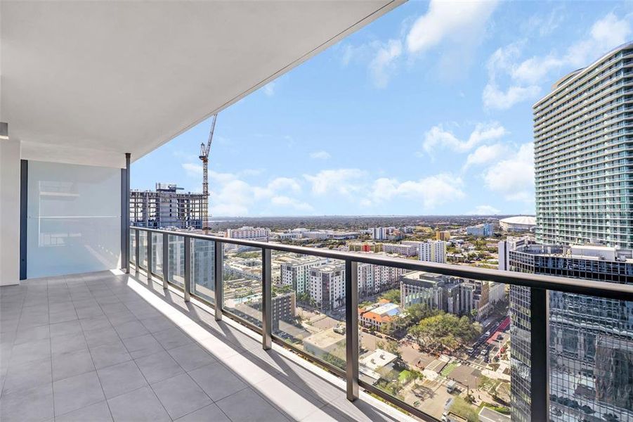 Condo located in St. Petersburg, FL showcasing its design and architecture (Image 5).