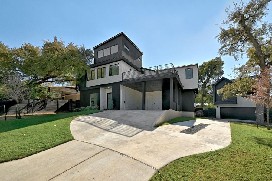 Contemporary home with private front yard and a balcony Contemporary home with private front yard and a balcony