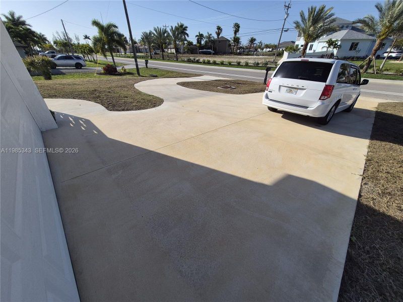 Exterior details and patio area of a home in , Cape Coral (Image 15).