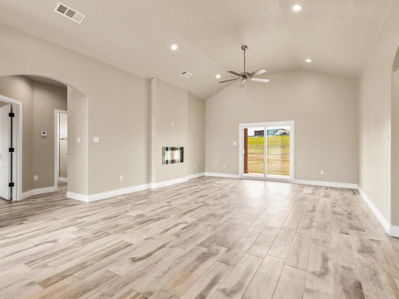 Spacious, unfurnished interior of a new home in , Granbury (Image 12).