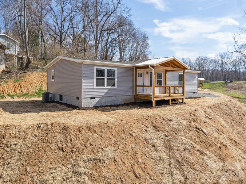 Exterior details and patio area of a home in , Clyde (Image 18).
