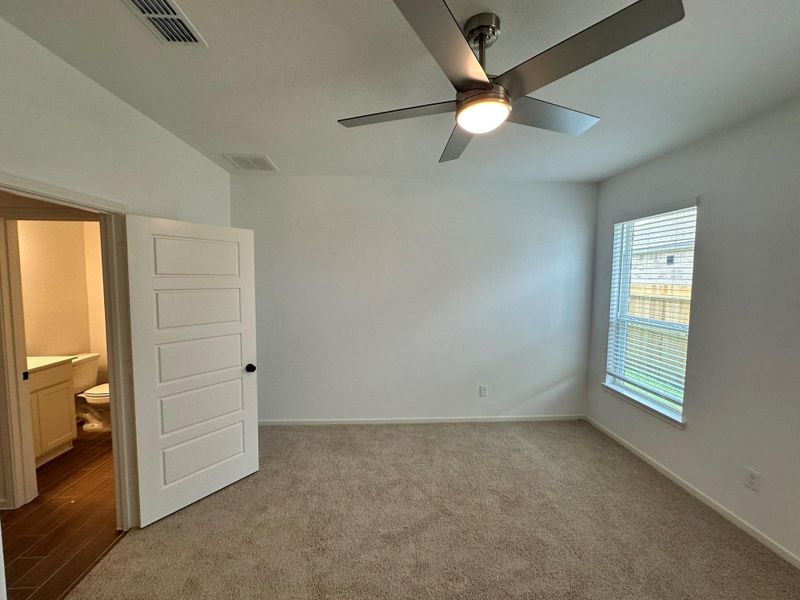 Spacious, unfurnished interior of a new home in Creekhaven, Iowa Colony (Image 17).