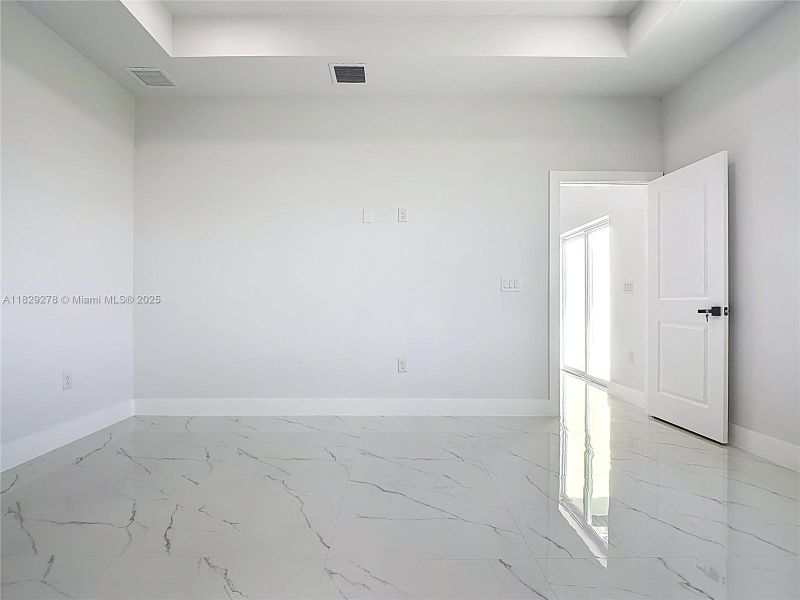 Spacious, unfurnished interior of a new home in , Lehigh Acres (Image 21).