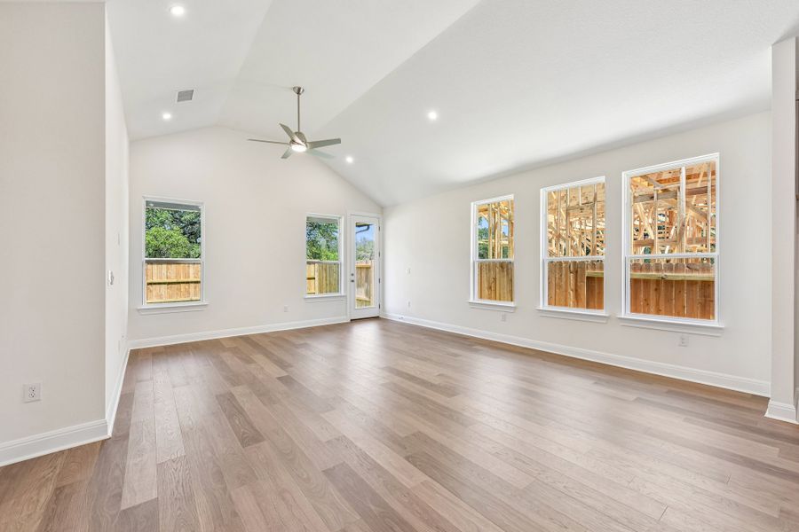Spacious, unfurnished interior of a new home in Persimmon, Buda (Image 11).
