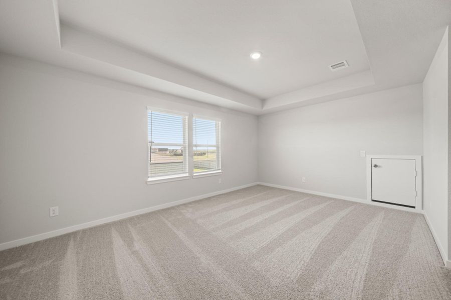 Spacious, unfurnished interior of a new home in Country Creek, Mont Belvieu (Image 21).