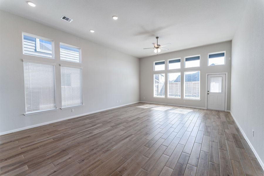 Spacious, unfurnished interior of a new home in Canterra Creek, Rosharon (Image 14).