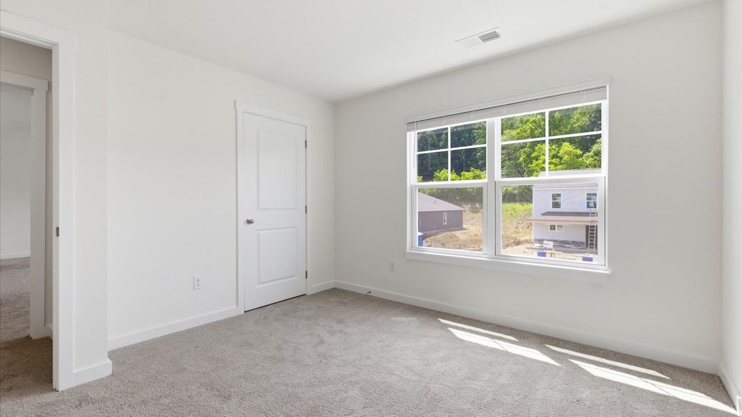 Spacious, unfurnished interior of a new home in Oak Hill, Vonore (Image 33).