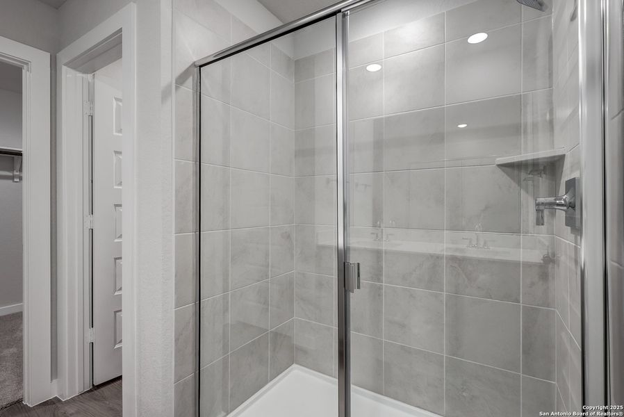 Close-up of interior finishes inside a home in Mesa Vista, San Antonio (Image 15).