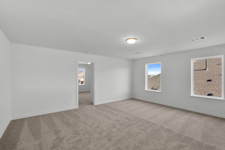 Spacious, unfurnished interior of a new home in Blue Heron Estates, Mont Belvieu (Image 16).