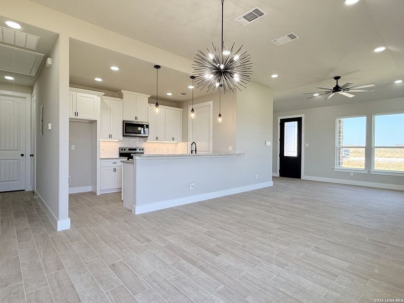 Spacious, unfurnished interior of a new home in , La Vernia (Image 16).
