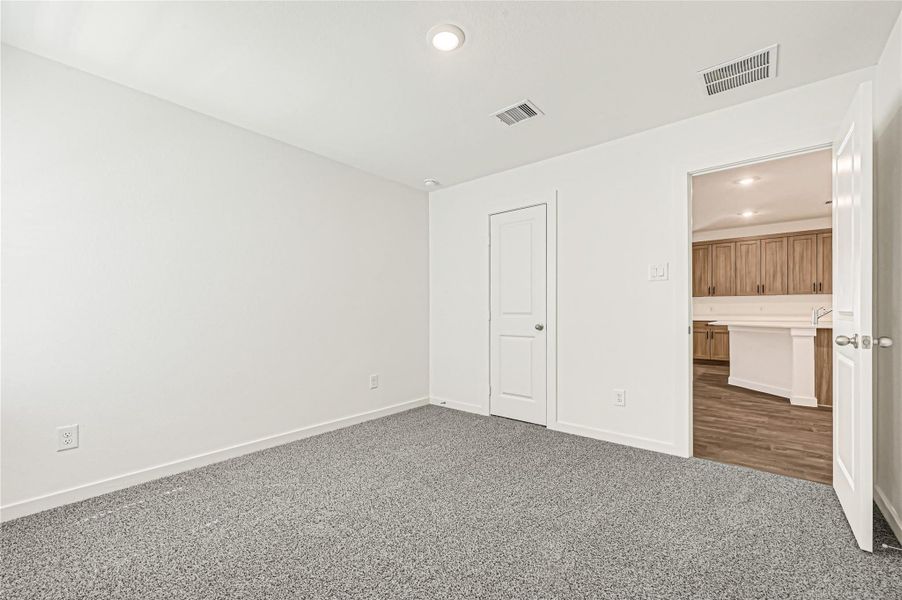 Spacious, unfurnished interior of a new home in Holly Ridge, Rosenberg (Image 15).
