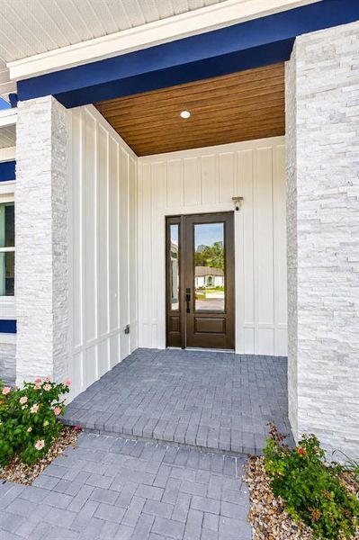 Exterior details and patio area of a home in , Weeki Wachee (Image 3).