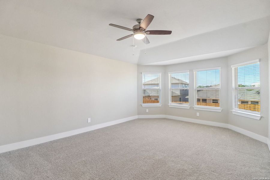 Spacious, unfurnished interior of a new home in Lark Canyon, New Braunfels (Image 27).