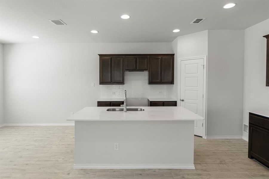 08. 3732 Honey Daisy - Kitchen