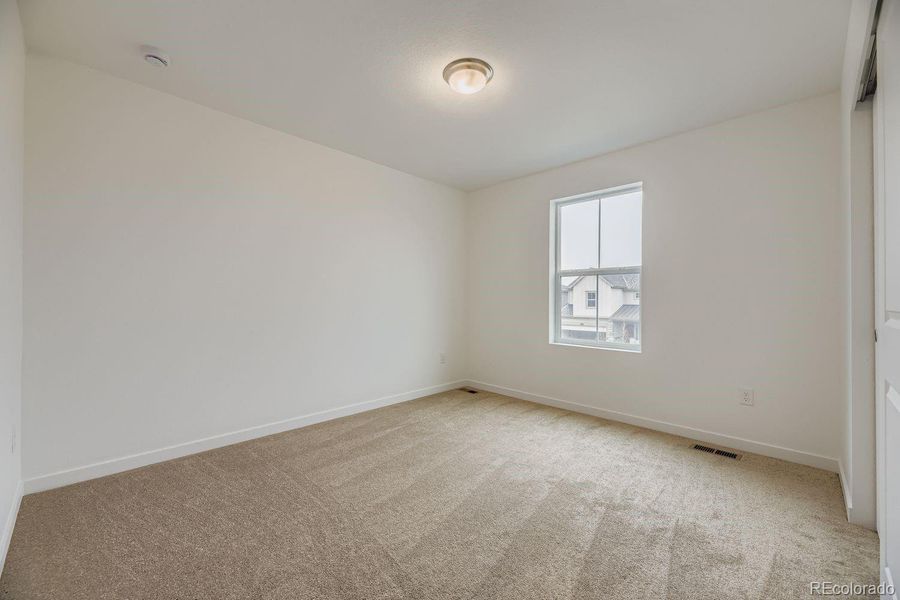 Spacious, unfurnished interior of a new home in Ken-Caryl Ranch, Littleton (Image 9).