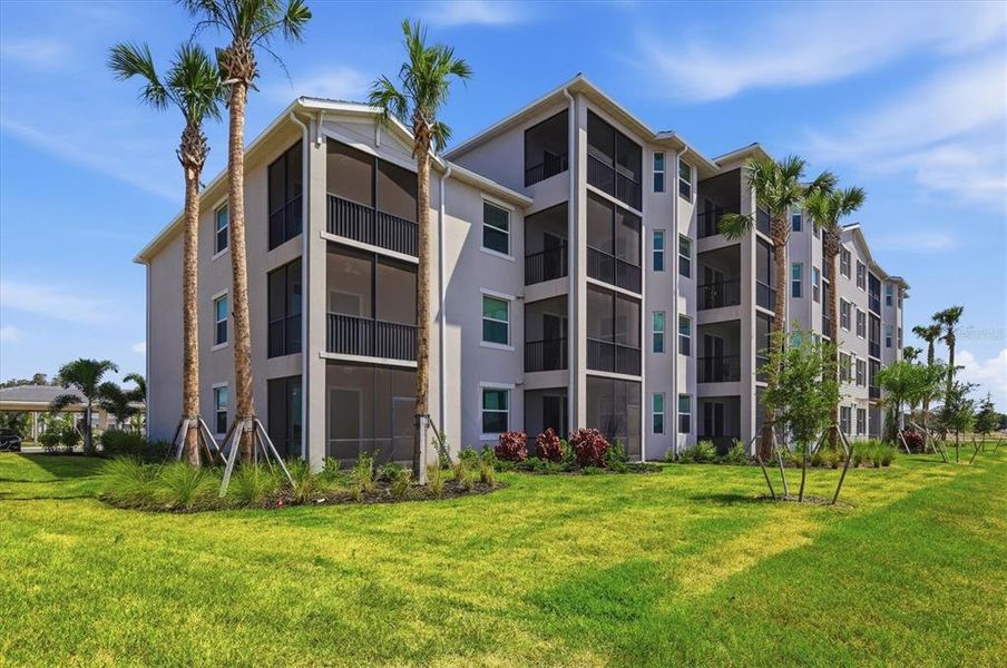 Condo located in Bradenton, FL showcasing its design and architecture (Image 23).