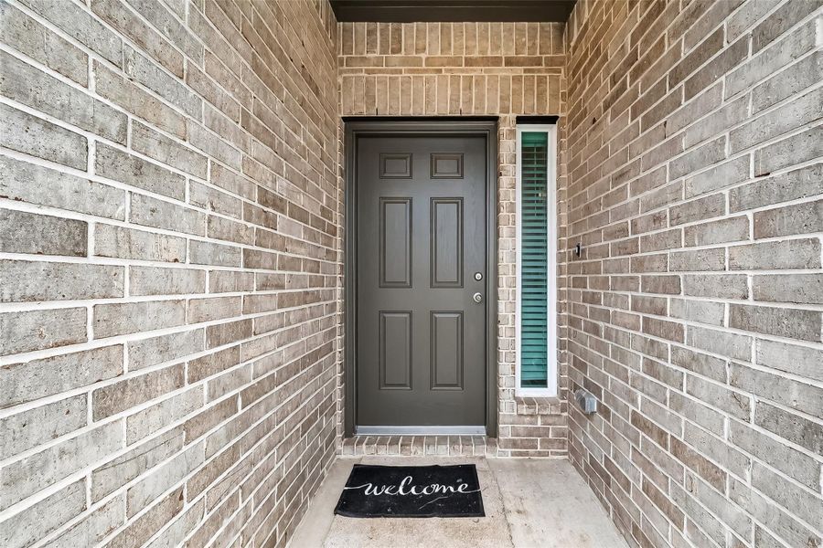 Exterior details and patio area of a home in Rollingbrook Estates, Baytown (Image 4).