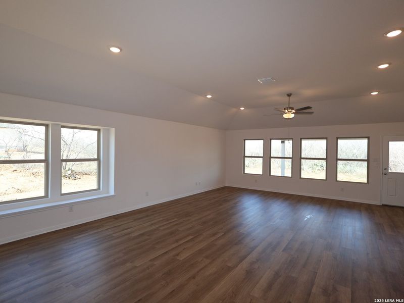 Spacious, unfurnished interior of a new home in Chaparral Ranch, Floresville (Image 18).