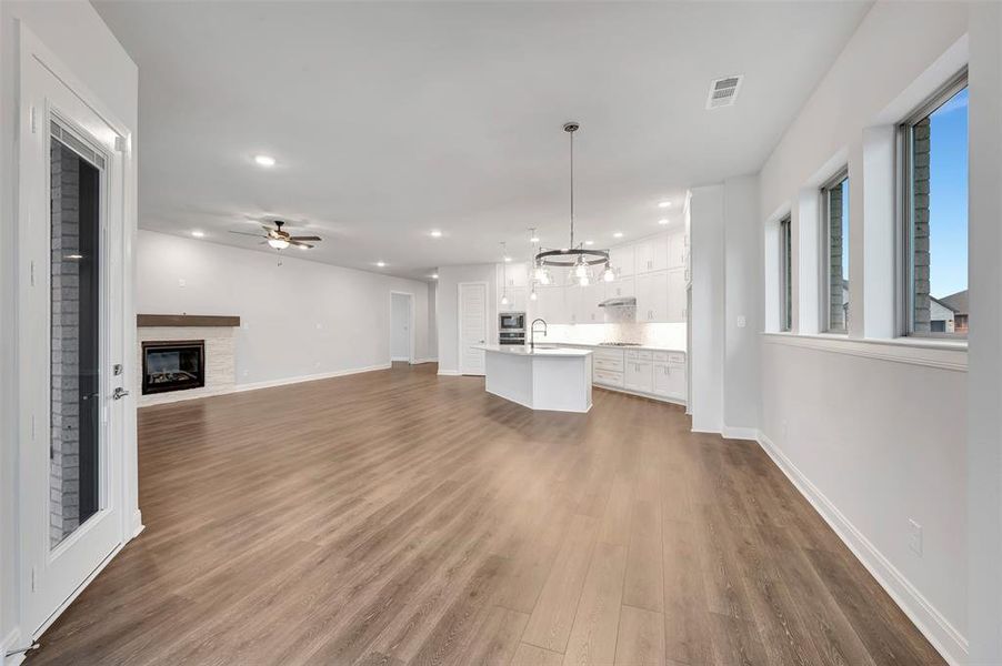 Spacious, unfurnished interior of a new home in Myrtle Creek, Waxahachie (Image 34).