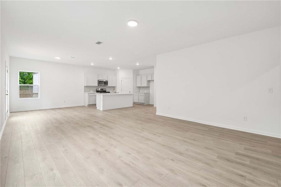 Spacious, unfurnished interior of a new home in The Pointe at Heron Bay, Locust Grove (Image 33).