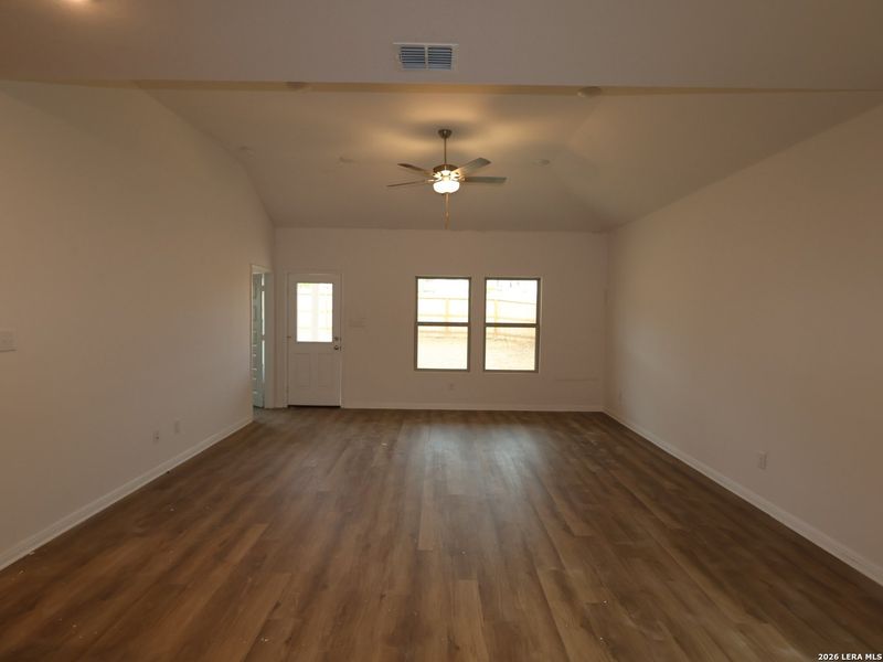 Spacious, unfurnished interior of a new home in Mesquite Ridge, San Antonio (Image 14).