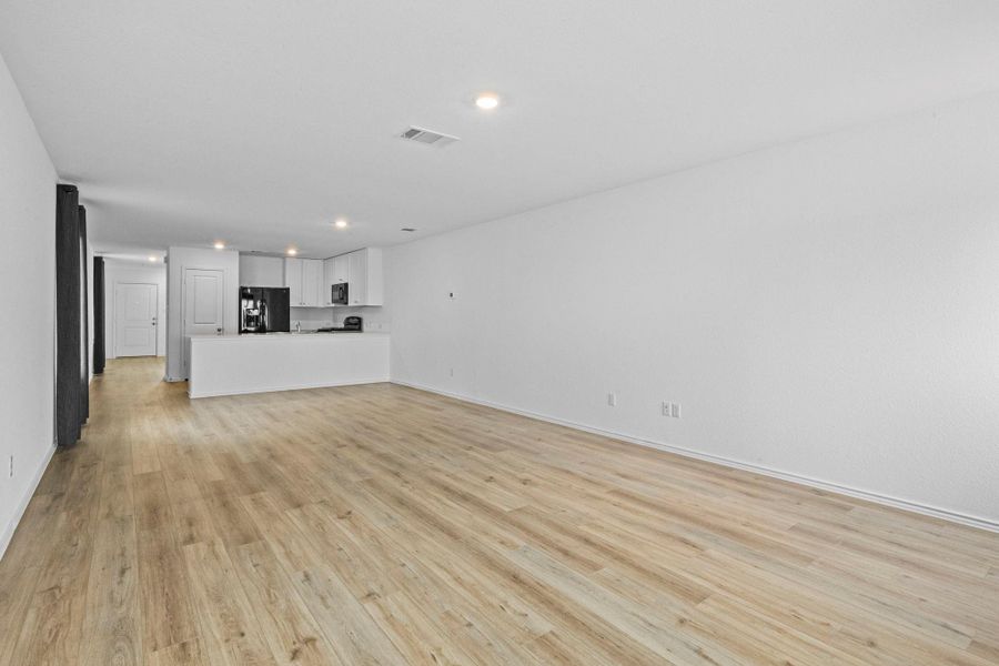 Spacious, unfurnished interior of a new home in Sunset Oaks, San Marcos (Image 26).