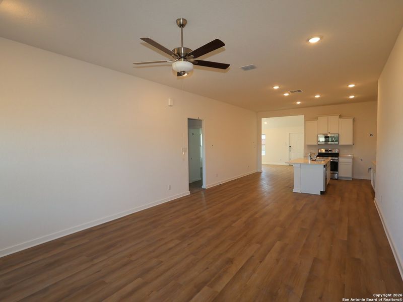 Spacious, unfurnished interior of a new home in Winding Brook, San Antonio (Image 16).