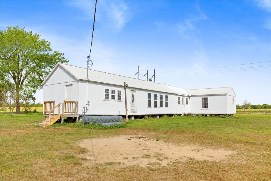 Exterior details and patio area of a home in , Iola (Image 14).